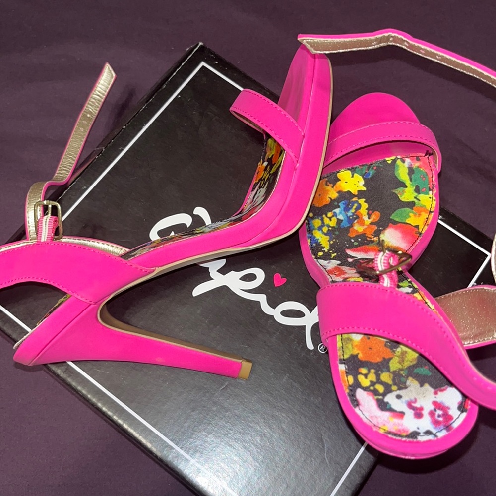 Qupid Hot pink heels💘